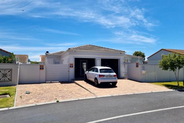 Upmarket 4-bedder, main en-suite with dresser, spacious lounge, dining, open plan kitchen plus scullery, undercover patio with braai ...