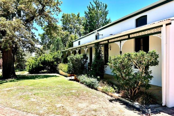 This almost 15 ha French Huguenot (1692) Heritage farm is located in the idyllic Cape ...