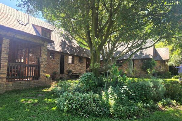 Beautiful 2.56h Plot in Centurion with stunning house and one bedroom cottage, (and outbuildings etc.)

When entering the Timsrand ...