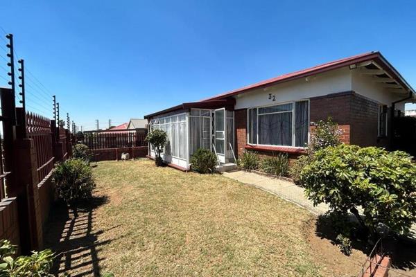 This well Maintained home offers : ( MAKE A OFFER TODAY 
- Large family room 
- Modern kitchen with ample cupboard space, plus - ...