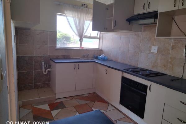 Sizwe Mlungwana Properties presents to you this 2 bedroom flat with lounge, kitchen and bathroom.

It is a walking distance to the ...