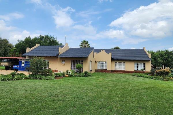 This beautiful 2.318 ha plot is situated in the Vleikop AH, Randfontein area and has soooo much to offer
The main house has 3 ...