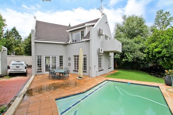 Well maintained 3 beds house  situated in a quite suburb  boasting of   an open plan modernized kitchen, 2 lounges, dining, 2 baths ...