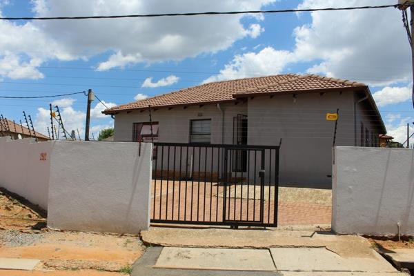 This property is located in Riverlea ext 3. 

It offers three bedrooms. The main bedroom has an en-suite with a shower and toilet. It ...