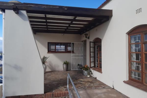 6 Bedroom house for sale with a bachelors flat.
Spacious house with 2 large lounges ...