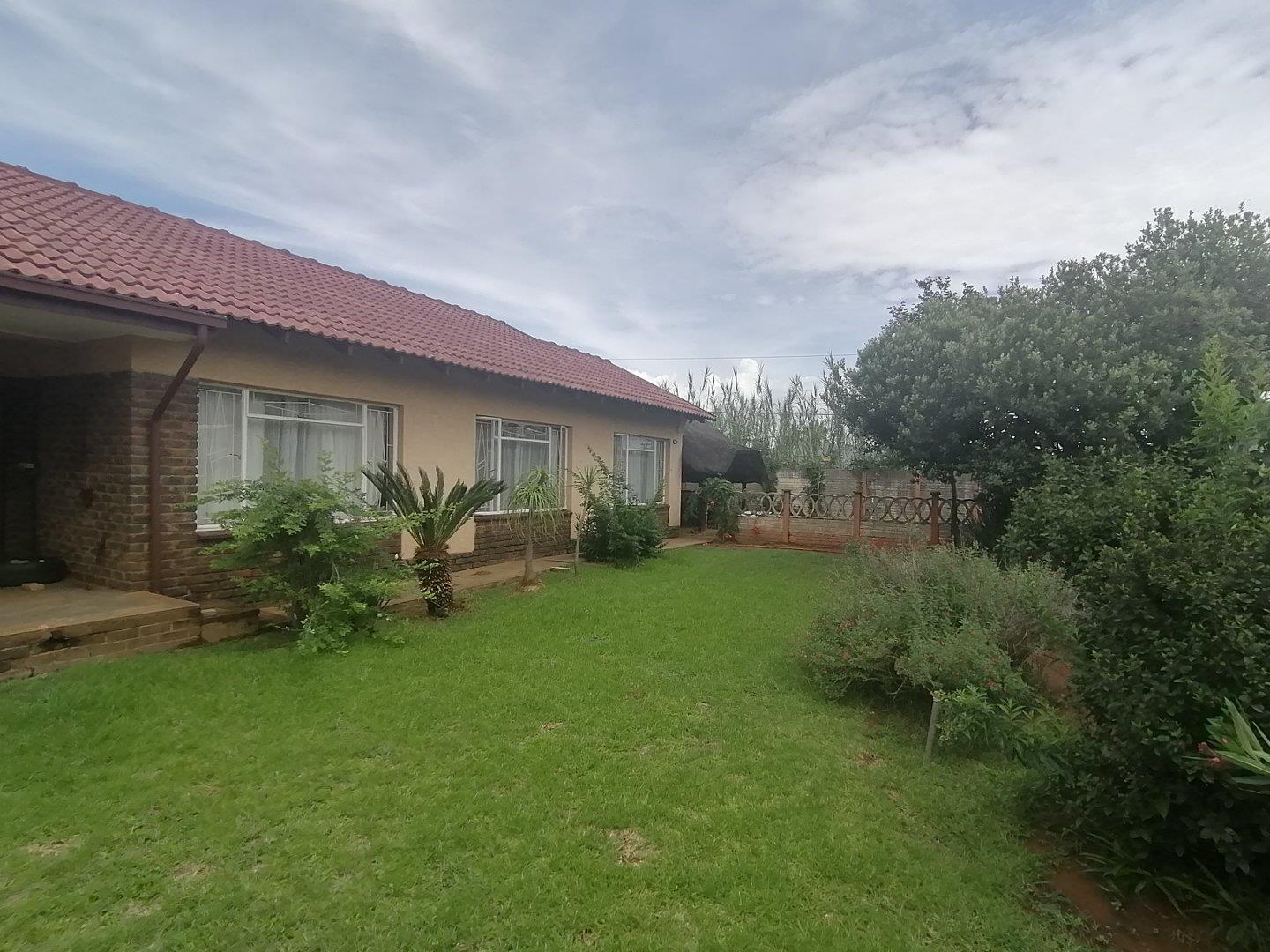 3 Bedroom House for sale in Stilfontein Ext 4 - P24-113832860