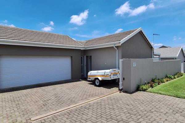 This stunning single-story cluster home in the sought-after Blue Hills area of Midrand ...