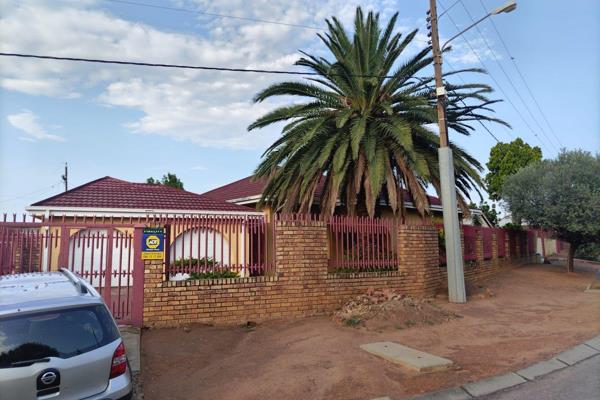 A fully-fitted 3 bedroom house with outside bedroom and toilet for rental