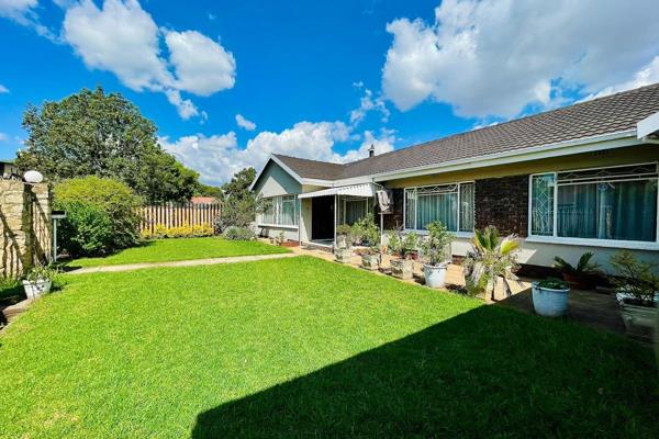 Fantastic Bargain New Year Deal in Verwoerd Park Alberton!
Large Family Home with self contained Flatlet!!!
This beautiful sunny 4 ...