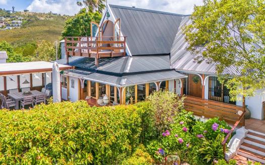 7 Bedroom House for sale in Knysna Central