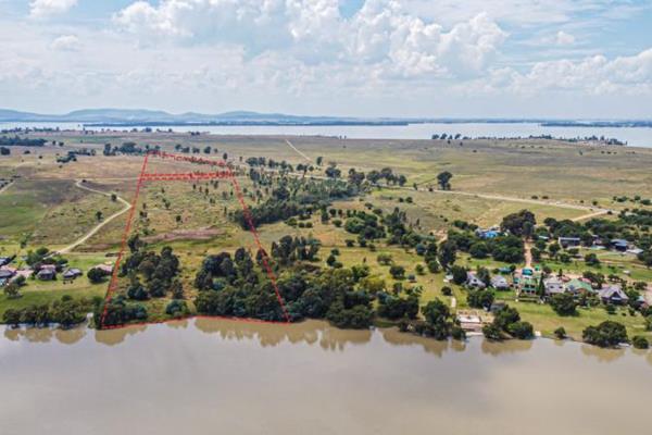 Vaal River 100m Riverfront.
Holiday resort - Approved for 48 units
Vacant land rezoned for: Resort development, stand alone homes ...