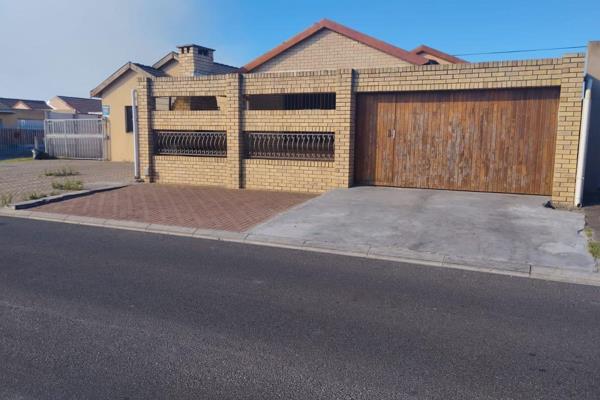 This 3 bedroom home is situated near Stellenbosch Arterial and access to the N2 and R300.

This home is fully secured with carport and ...