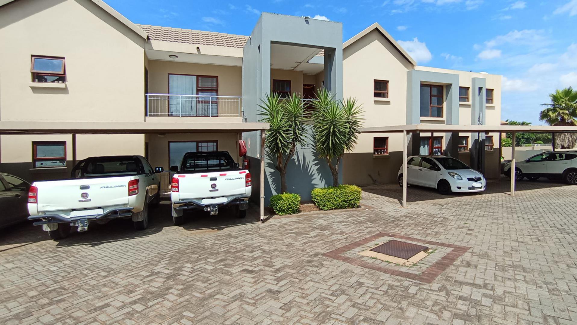 3 Bedroom Townhouse for sale in Krugersdorp Central P24113780137