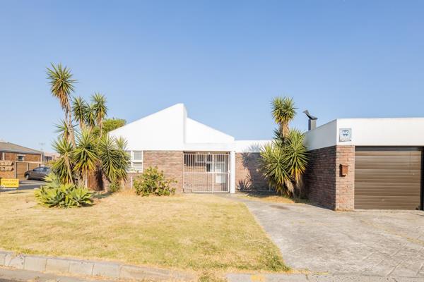 This lock-up-and-go-home in Vredekloof Heights is the perfect starter or scaling down ...