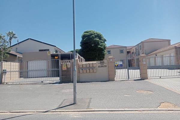 This cozy ground-floor bachelor apartment in Table View, Blouberg offers a comfortable ...