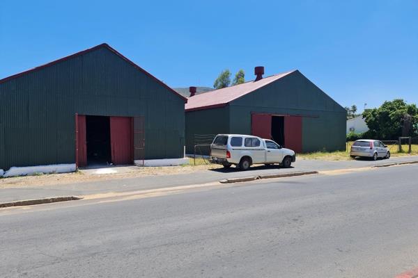 Offering 2 x 500 sqm Warehouse and 1 400 sqm of land .
Close to amenties van main routes .
Asking R 6 490 000 mil
Call Duncan and ...