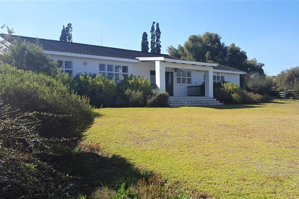 A 3 bed house in Excellent condition. 
Set in a secure and tranquil environment with views over Johannesburg. 
All bedrooms have ...