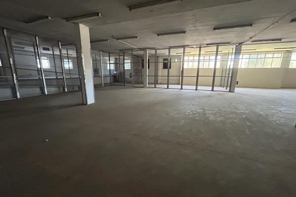 Warehouse unit of approx. 2373m2 TO LET in Midrand. The unit is located just off 15th ...