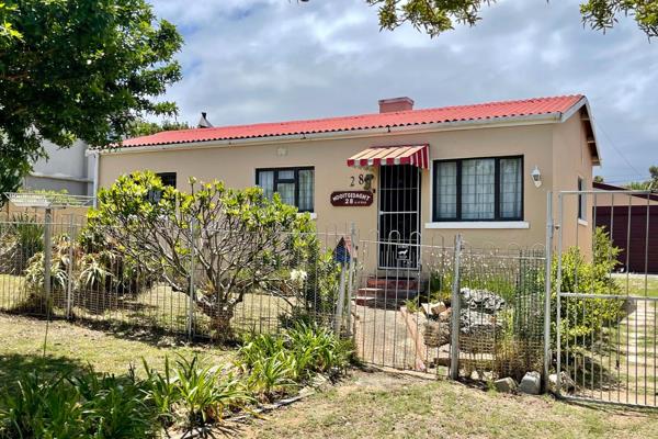 This charming older cottage in Westcliff, Hermanus is neatly kept and surprisingly ...