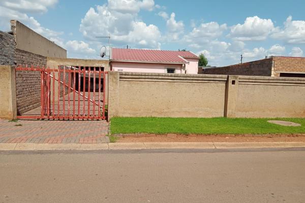 House for sale in ext 16
R650 000

3 bedroom (main fitted)
Toilet and bathroom
Open plan kitchen and lounge
Carport 
Wall and ...