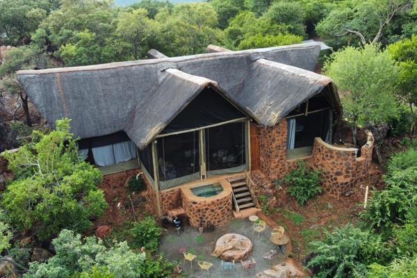 RUSTIC 4 BEDROOM BUSH LODGE (Mokwepa) - Retreat on a 1ha stand on the 534HA Grootfontein ...