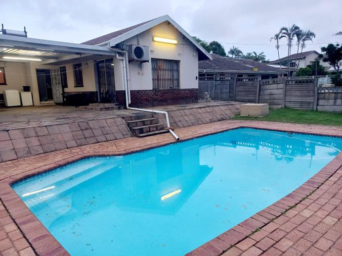 4 Bedroom House for Sale in Athlone Park