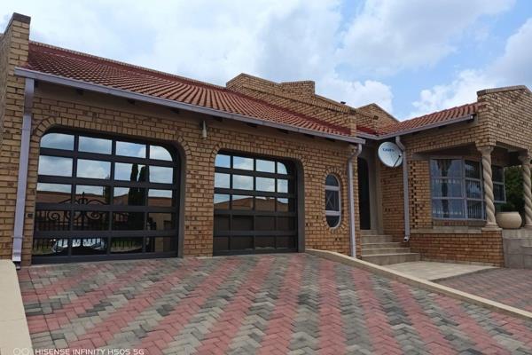 This beautiful 4 bedroom face brick house is situated in the heart of Die Heuwel ext4
The house is in a pristine condition that you ...