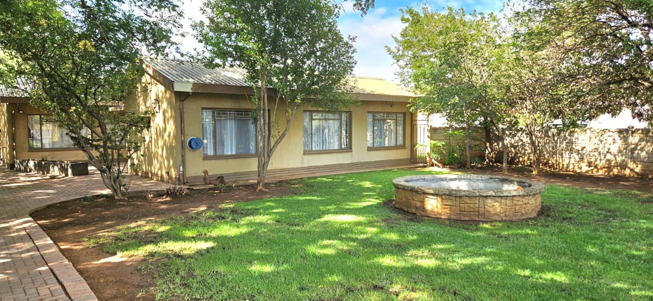 4 Bedroom House for sale in Lichtenburg - P24-113851554