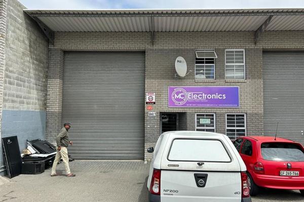 Conveniently situated in Gemini Street, Brackenfell Industrial, this open plan warehouse ...