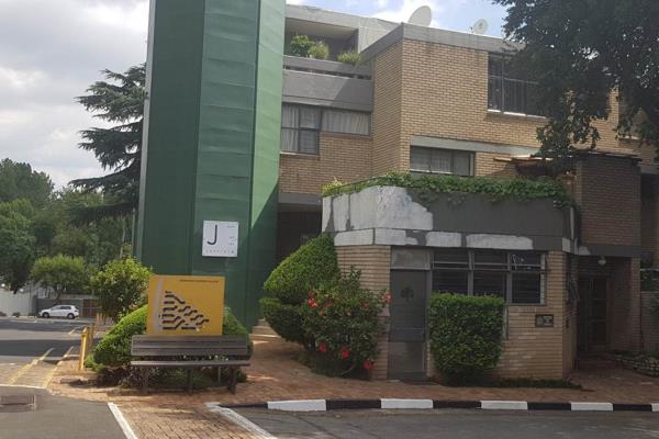 Pet Friendly, light and bright multi-level studio apartment -This unit comprises eat-in ...