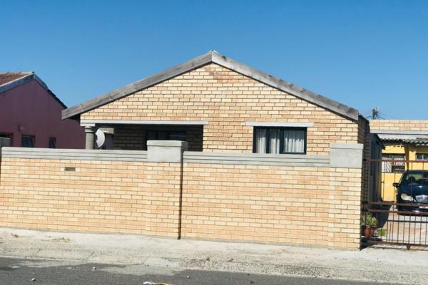 Newly renovated house in New Cross Road with 2 flats at the back
This lovely face brick house comes with open-plan kitchen,dining area ...