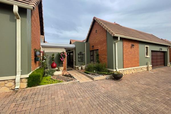 Absolute Pear!!l 
Stunning retirement free stander consisting of 3 bedrooms with 3 on-suite bathrooms and a double garage. The ...