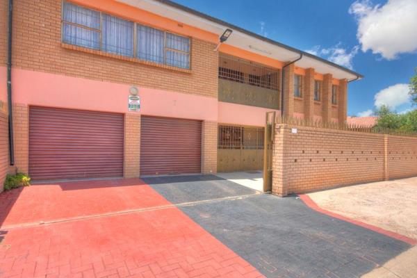 This stunning property is in a prime location of Lenasia South Ext 1.

A double story ...