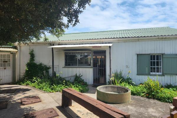 Come and live in beautiful kaysers beach in the most unique home in the village!!!
 
Built around the 1930&#39;s this solid house has ...