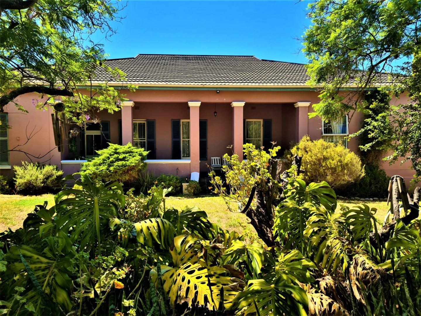 4 Bedroom House for sale in Bergzicht P24113858116