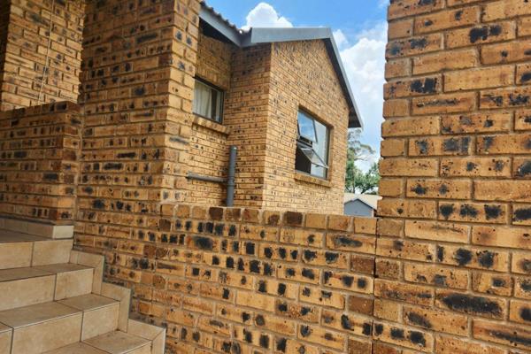 This partly face brick first floor 2 bedroom apartment is locate in Green Reef Village, in Comet. It boast of open plan kitchen with ...