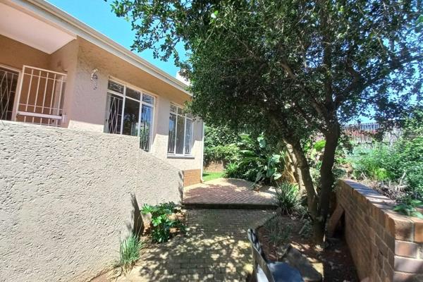 Situated in upper Greymont bordering Northcliff in a quiet street, this spacious cozy 1 bedroom garden cottage has its own small garden ...