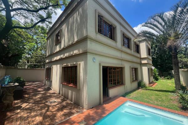 This double storey spacious home is situated in Nieuw Muckleneuck and is within 5 minutes from Brooklyn Mall and The University of ...