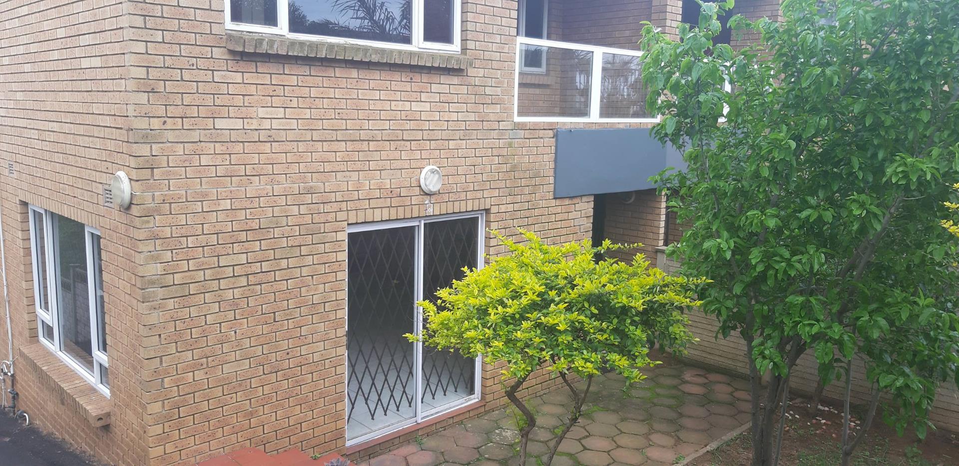 4 Bedroom House To Rent In Athlone Park - P24-113862868