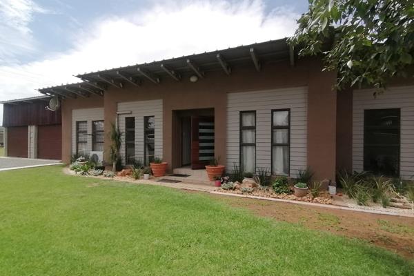 Modern/Contemporary home for sale just a few km outside of Bloemfontein where you’ll be in touch with nature at its best.
This cosy ...