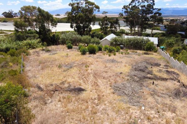 Discover this extraordinary residential vacant land spanning 2188m2 in the heart of Riebeek Kasteel, Western Cape. 

Embraced by the ...