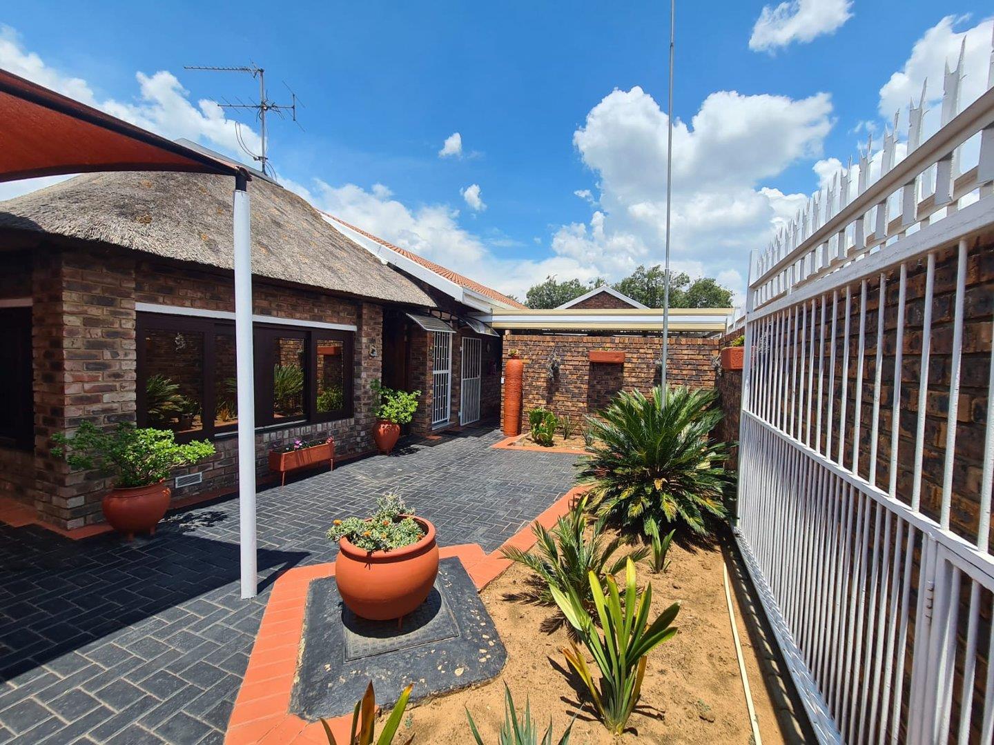 2 Bedroom Townhouse for sale in Arcon Park P24113863310