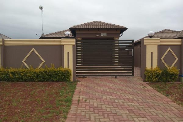 This property is waiting for you to move in. Situated in the heart of Alliance Ext 3, Benoni. Offers 3 bedrooms, main bed with ensuite ...