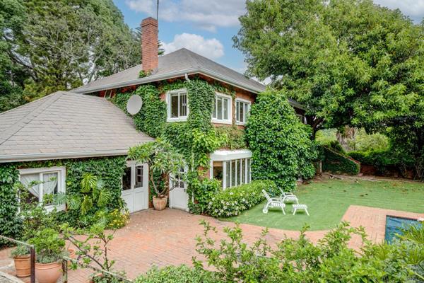 A beautiful Georgian … set in a lush garden in a cul de sac !
 
The central entrance hall leads to all parts of the house
 
Large ...