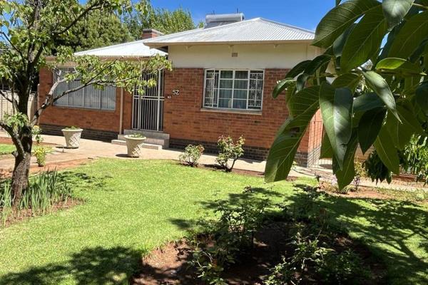 Welcome to this neat as a pin house in Bayswater! This beautifully maintained 3-bedroom house offers a perfect blend of comfort ...