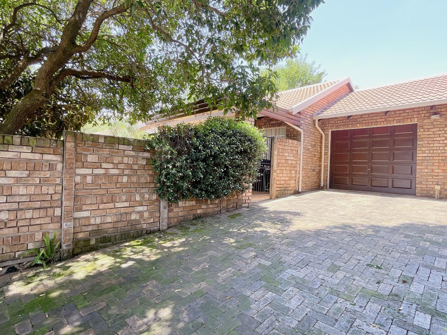 2 Bedroom Townhouse for sale in Wapadrand P24113869049