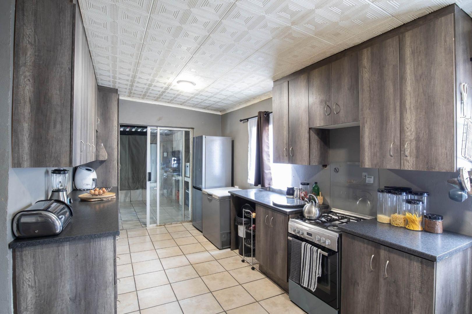 4 Bedroom House for sale in Claremont P24113873084