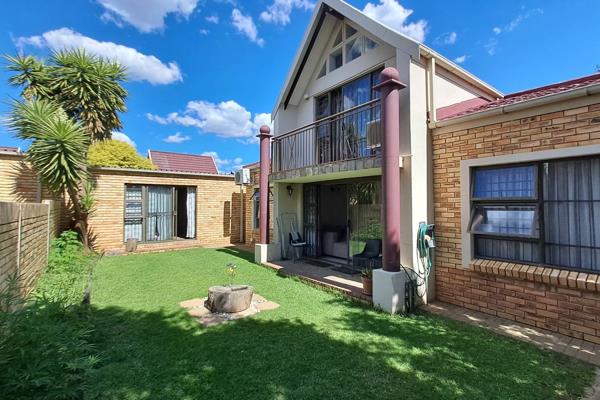 Welcome to this stunning 3-bedroom townhouse located in the secure Langenhovenpark complex in Bloemfontein. This property offers both ...