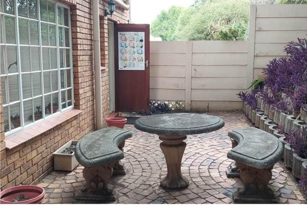 This spacious, immaculate face brick 159sqm duplex townhouse is new to the market, pet friendly and ready to move in. This home is ...