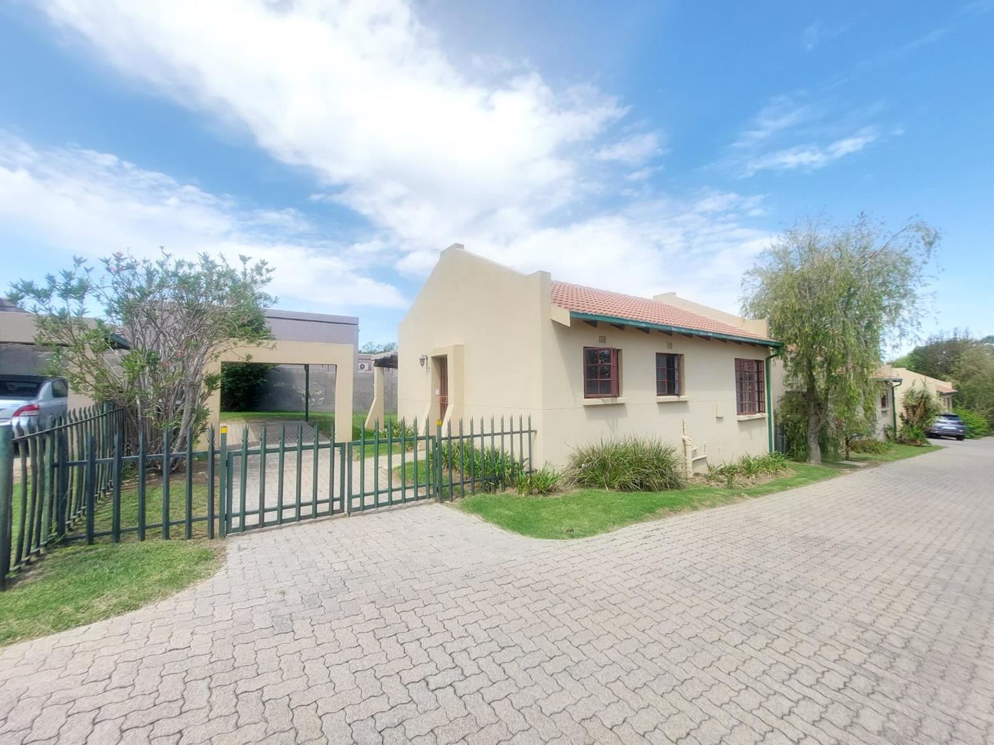 2 Bedroom Townhouse for sale in Halfway Gardens P24113874944